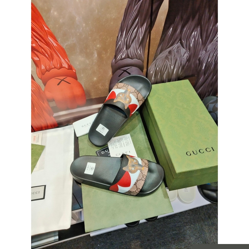 G*u*i slippers